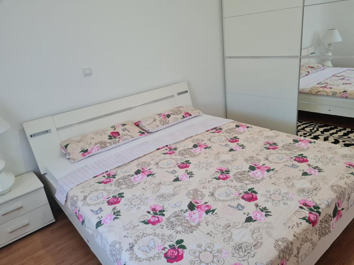 Apartment Nora Near The Beach Pula Exterior photo