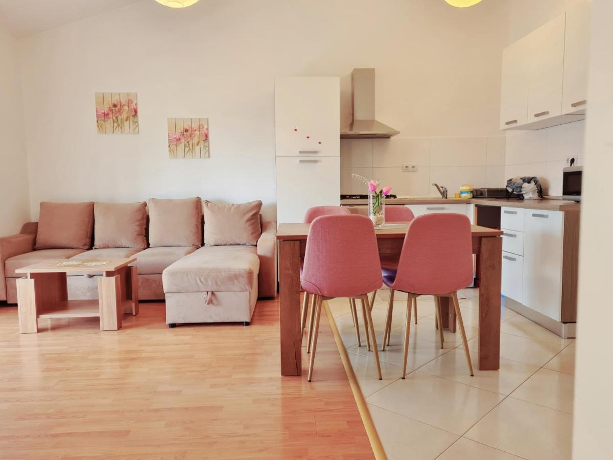 Apartment Nora Near The Beach Pula Exterior photo