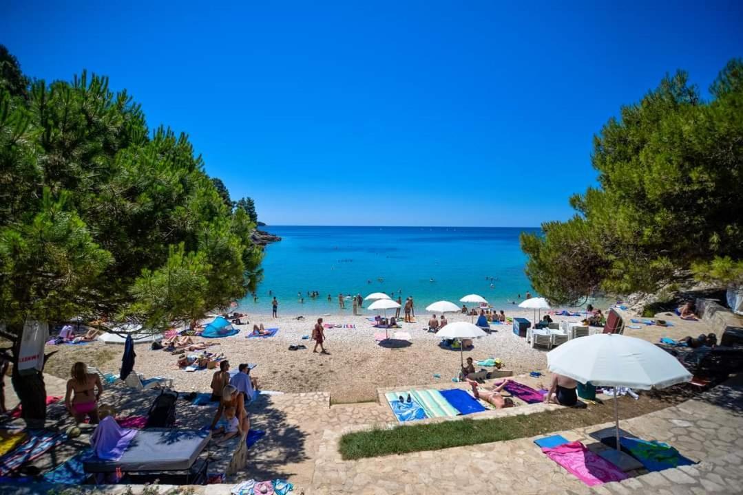 Apartment Nora Near The Beach Pula Exterior photo